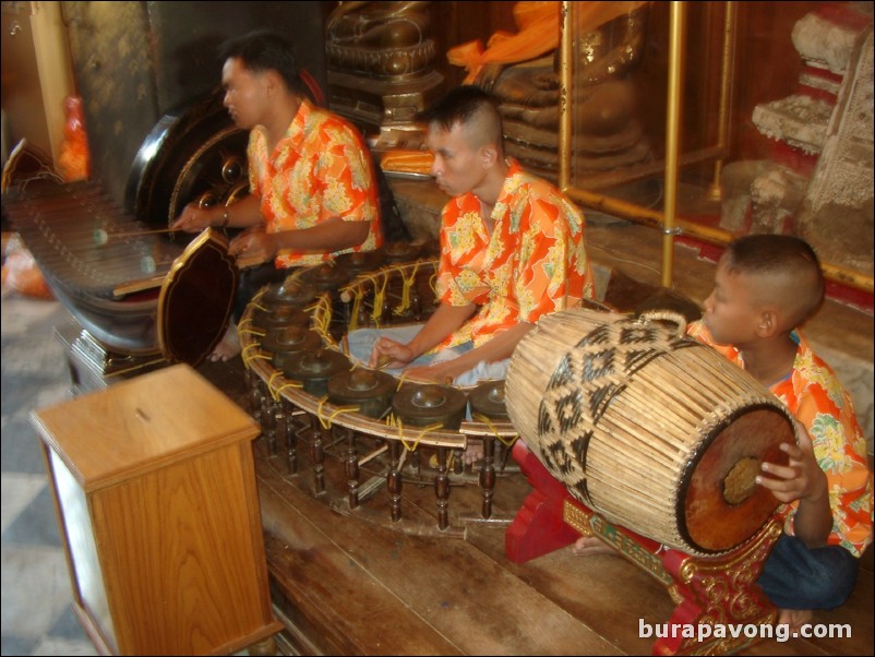 Traditional Thai folk music, Wat Phananchoeng.