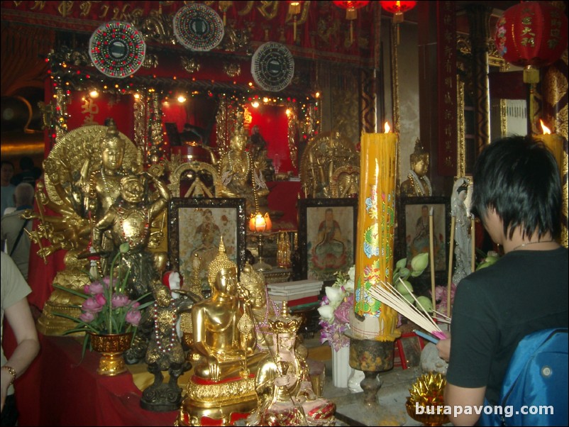 Worshipping/praying, Wat Phananchoeng.