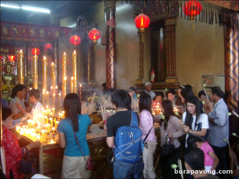 People worshipping/praying, Wat Phananchoeng.