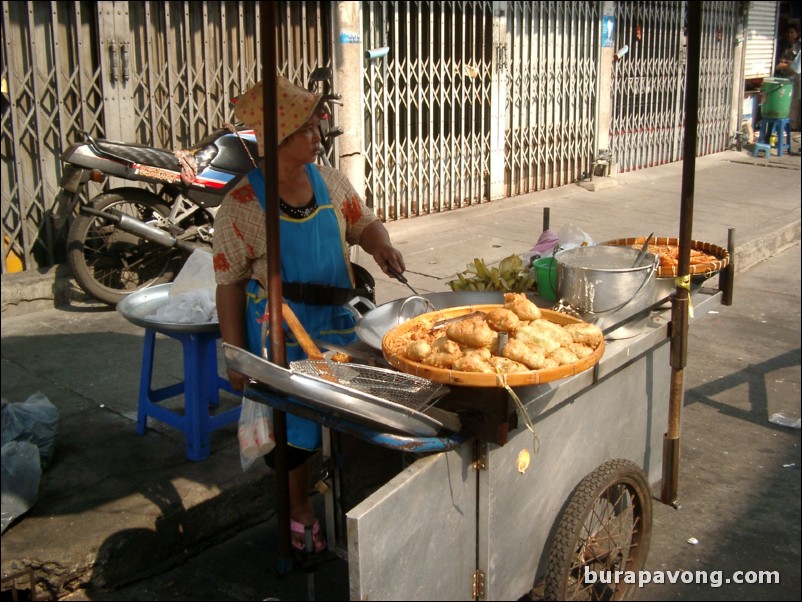 A lady selling kluay tod (deep fried bananas).