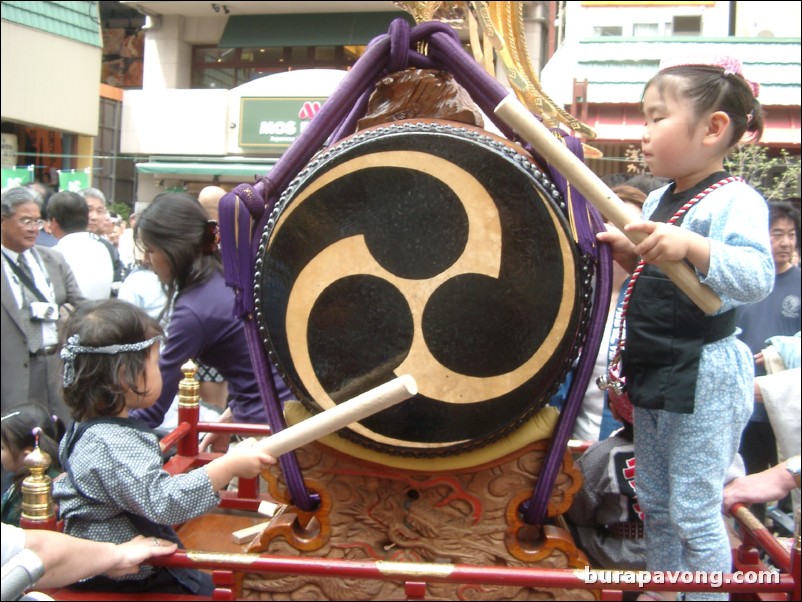 Sanja Matsuri (Festival of Asakusa Shrine).