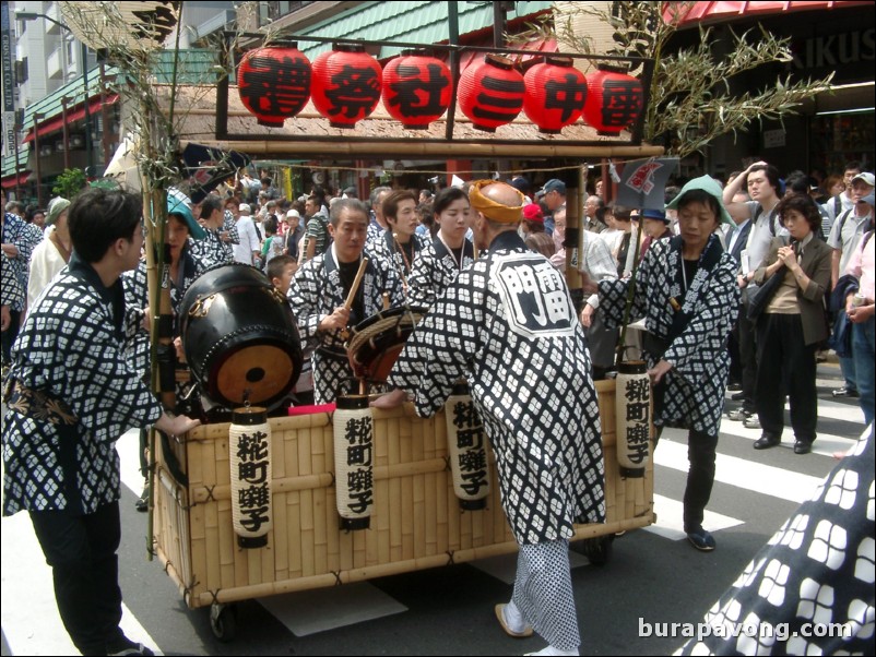 Sanja Matsuri (Festival of Asakusa Shrine).