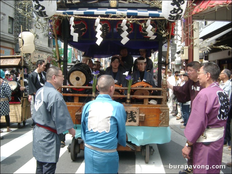 Sanja Matsuri (Festival of Asakusa Shrine).