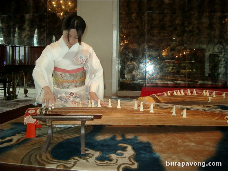 Girl playing a koto, Hotel New Akao Royal Wing, Atami.