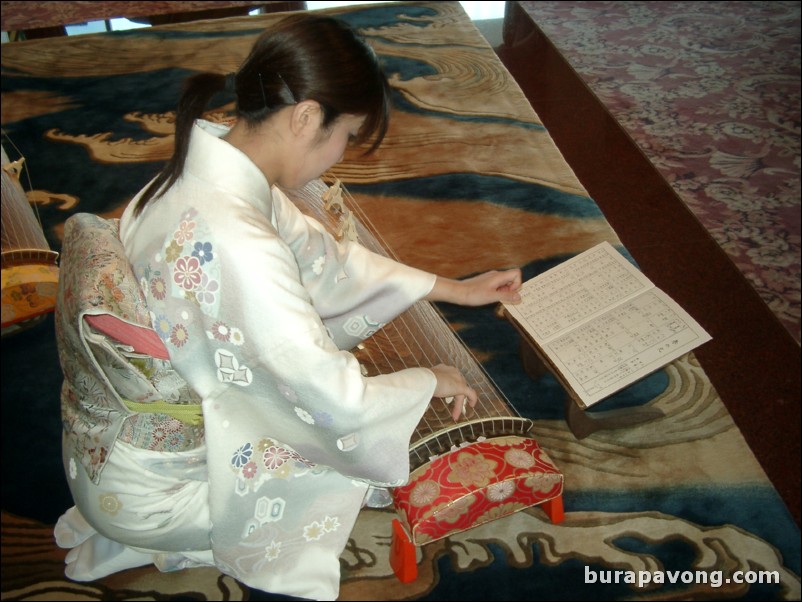 Girl playing a koto, Hotel New Akao Royal Wing, Atami.