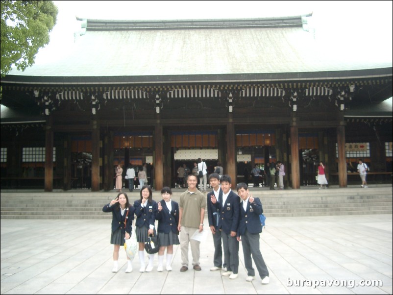 Some school kids at Meiji-jingu (Meiji Shrine).