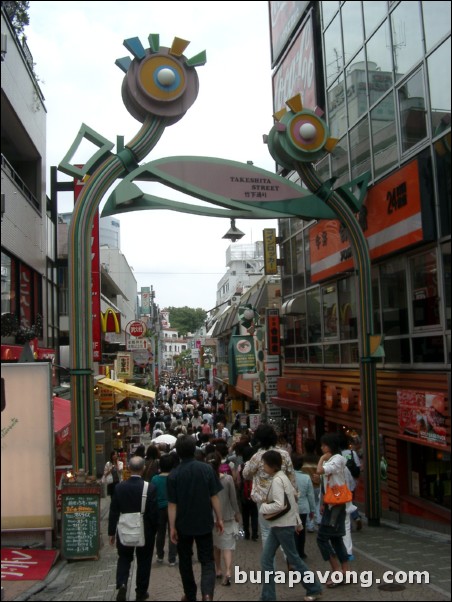 Takeshita-dori (Takeshita Street).
