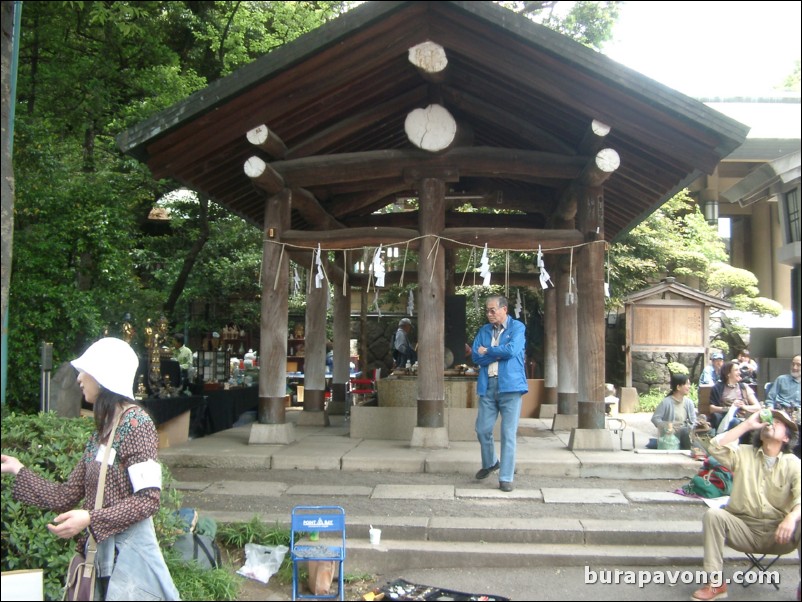 Antiques market outside Togo-jinja.