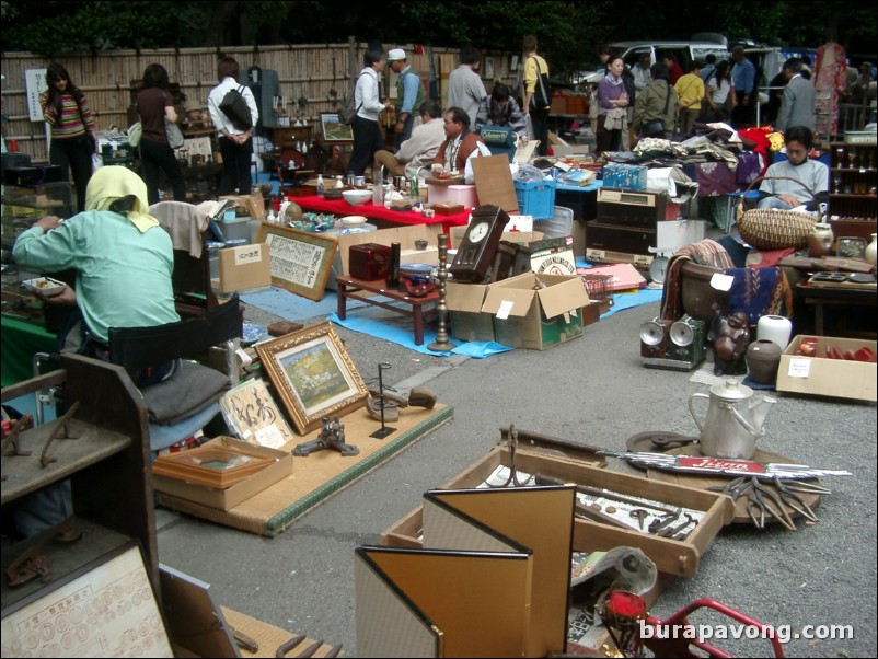 Antiques market outside Togo-jinja.