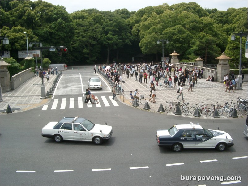 Overlooking the cos-play-zoku on Meiji-jingu bridge.