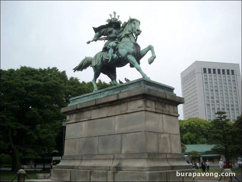 Statue of Kusunoki Masashige outside Imperial Palace.