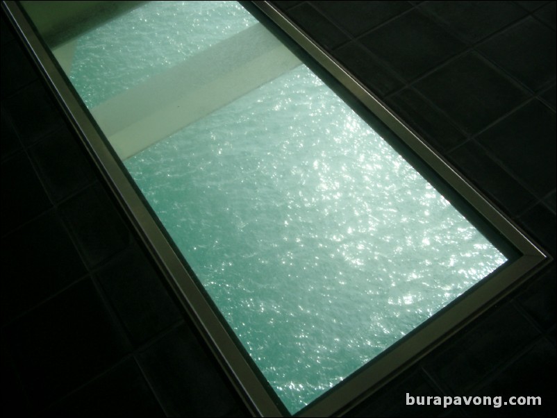 Glass installed on the floor inside the Akashi-Kaikyo Bridge, allowing you to see the water far below.