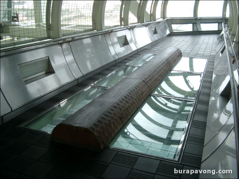 Glass installed on the floor inside the Akashi-Kaikyo Bridge, allowing you to see the water far below.