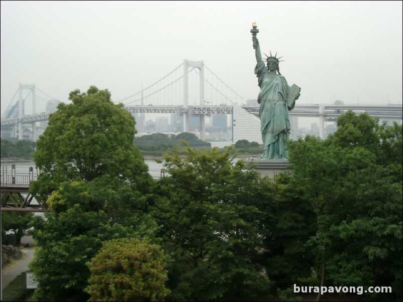 Statue of Liberty replica, Rainbow Bridge in background, Odaiba.
