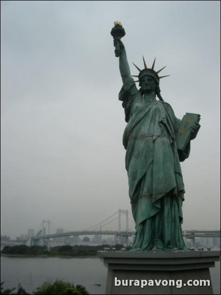 Statue of Liberty replica, Rainbow Bridge in background, Odaiba.