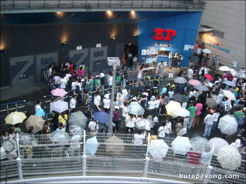 Crowds gathering to see Remioromen live at Zepp Tokyo.