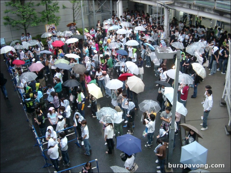 Crowds gathering to see Remioromen live at Zepp Tokyo.