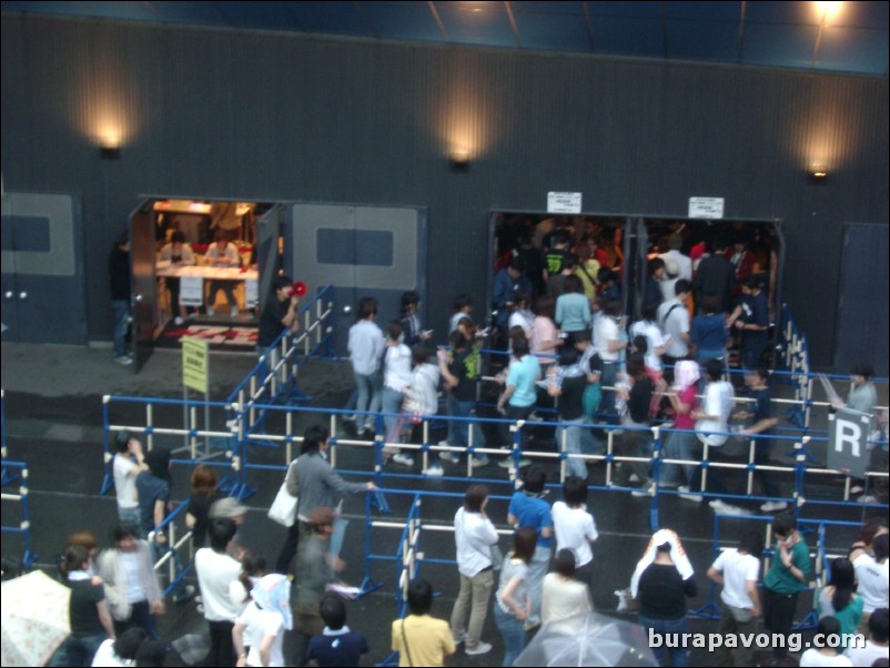 Crowds gathering to see Remioromen live at Zepp Tokyo.