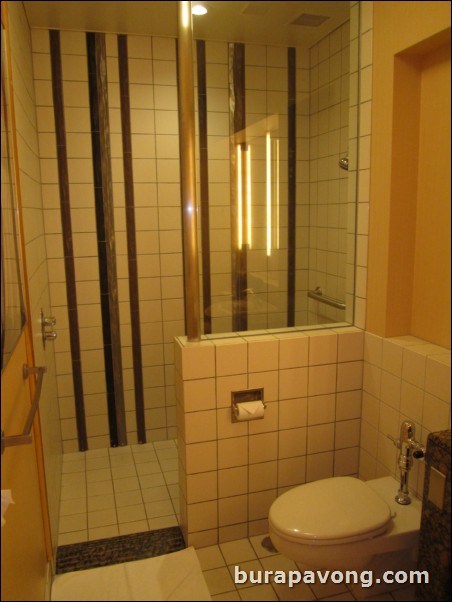 United lounge. Shower room.